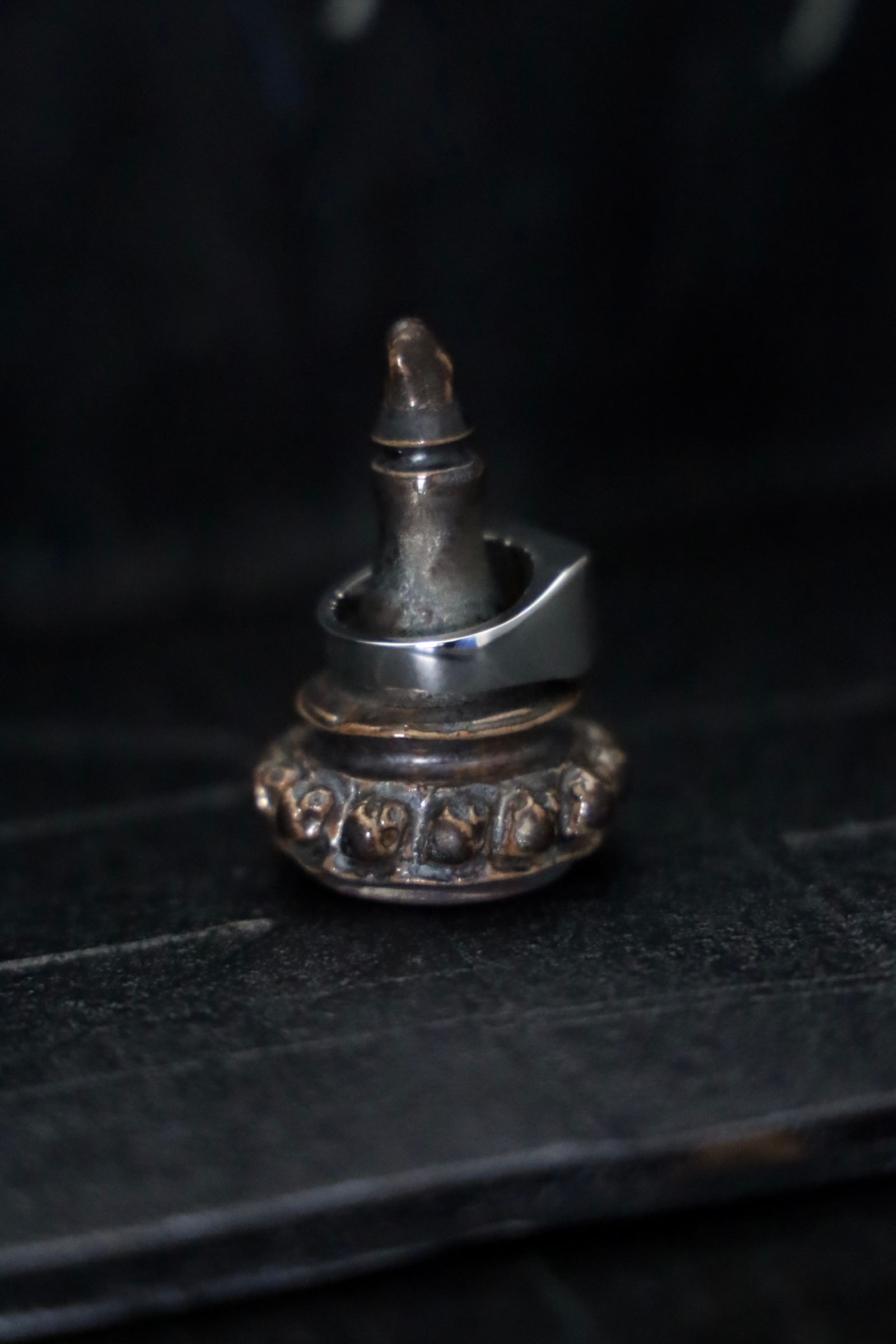 XOLO JEWELRY リング / Signet Ring with Steel Gray Flower (XOR117)