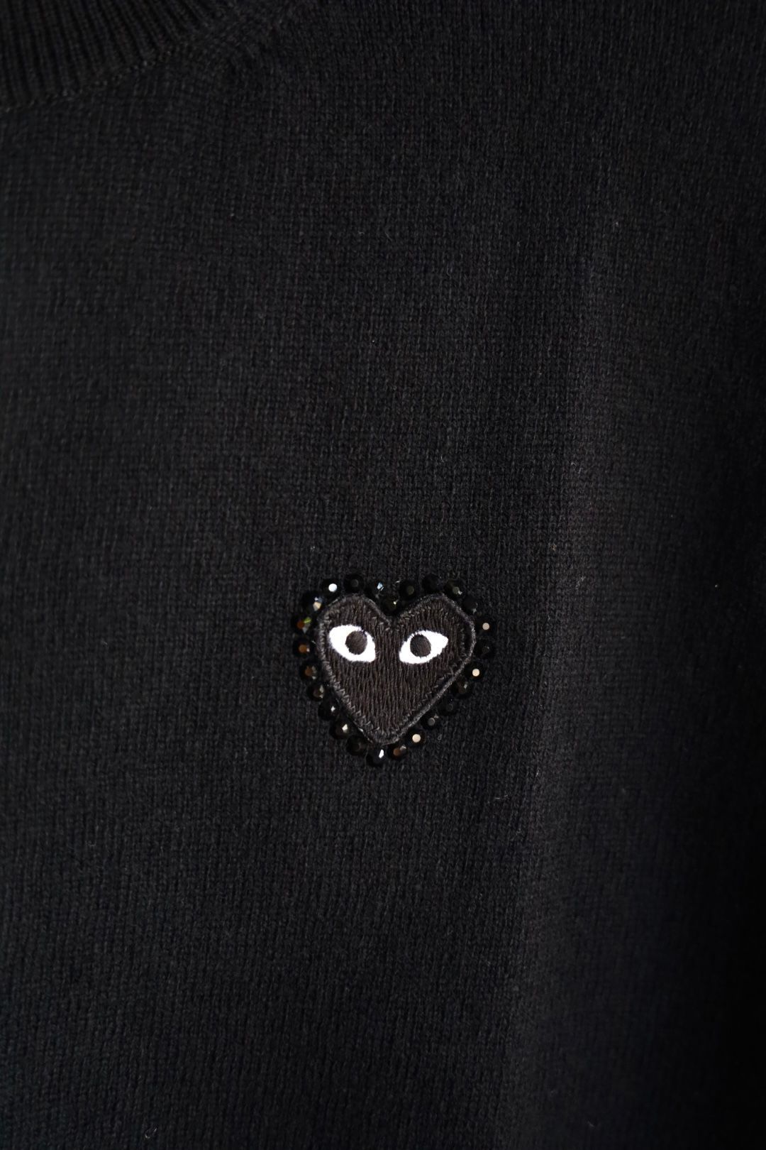 プレイコムデギャルソン ROUND NECK RHINESTONE CARDIGAN (BLACK/BLACK HEART)