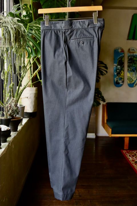 アプレッセ Work Chino Trousers (23AAP-04-22M)CHARCOAL