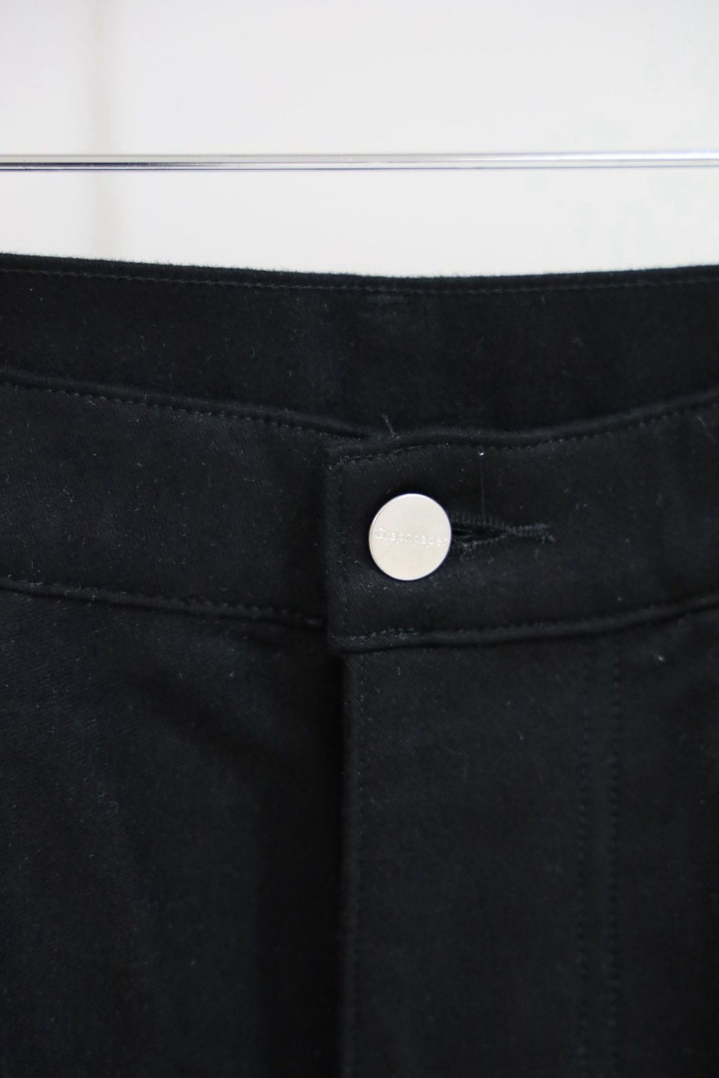 グラフペーパー Cotton Double Serge Two Tuck Tapered Pants(GM263-40451)BLACK