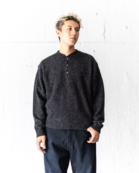 アプレッセ 2025 STYLE2 Cashmere Middle Gauge Henley Neck Sweater(25AAP-03-14)CHARCOAL
