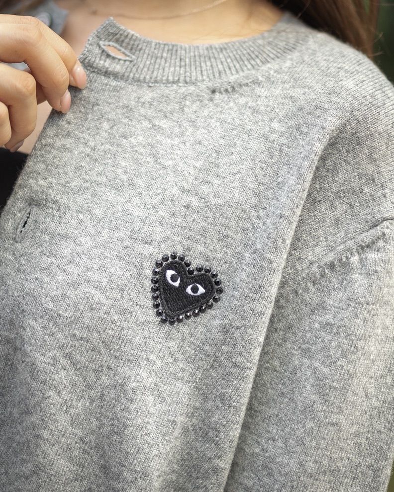 PLAY COMME des GARCONS(プレイ コムデギャルソン) 新作ROUNE-NECK RHINESTONE CARDIGAN(BLACK HEART)style.2025.8.7
