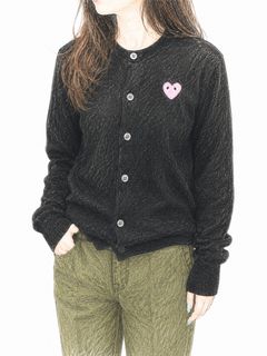 プレイコムデギャルソン ROUND NECK CARDIGAN PINK EMBLEM(AX-N098-051)BLACK-PINK EMBLEM☆7月5日(日)発売！