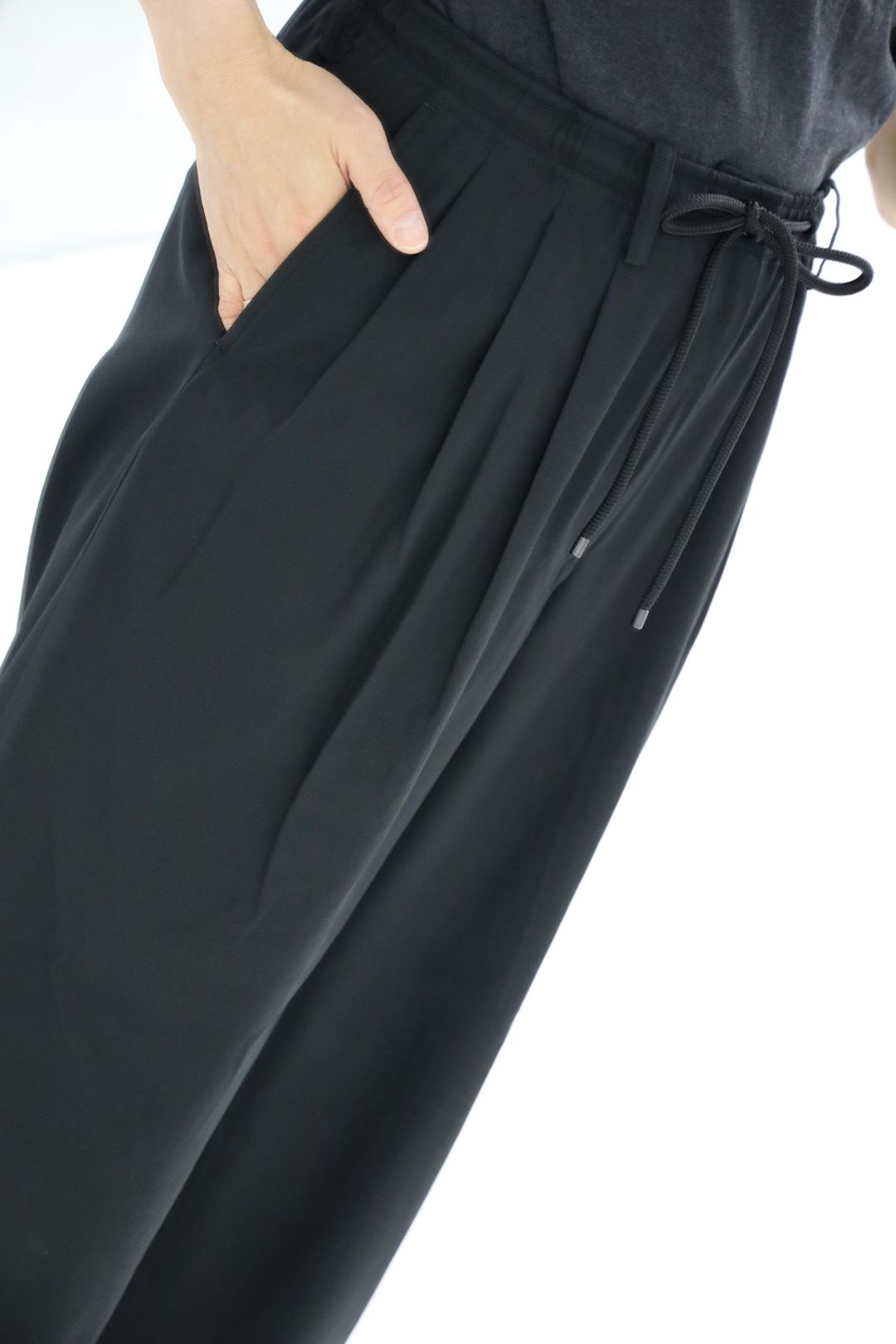 マーカウェア 26SS  60/2オーガニック強燃ボイル3/2ツイル / トリプルプリーテッドイージートラウザーズ(A26A16PT02C) Black☆新作発売！