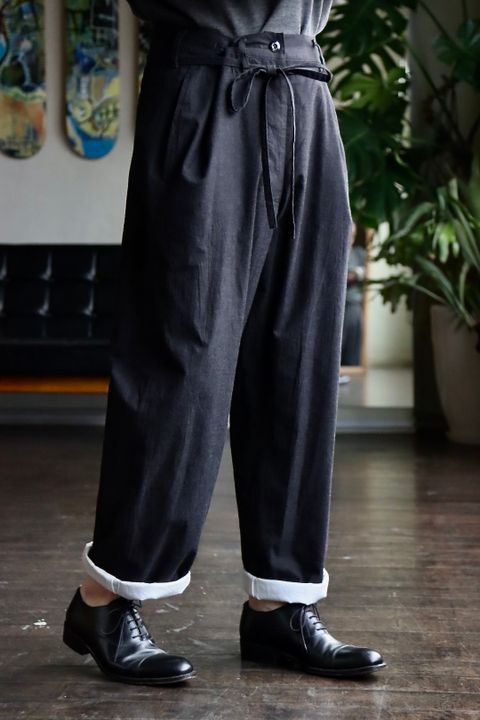 blurhms Selvage Twill Button Tuck Easy Pantsスタイル