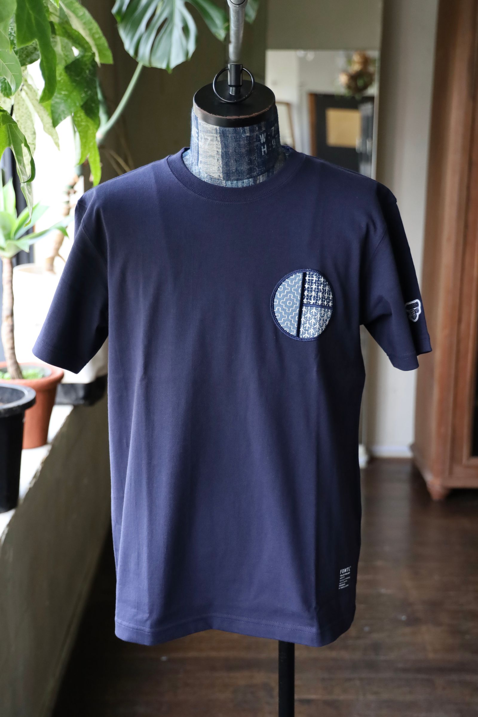 ファンダメンタル Tシャツ CIRCLE PATCH TEE(FA25/TE13)NAVY