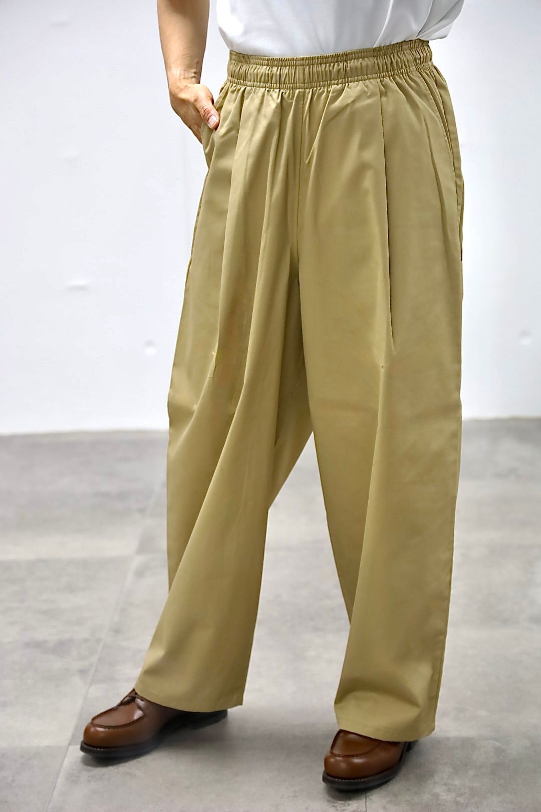FreshService 26SS CORPORATE WIDE EASY PANTS"BEIGE"スタイル