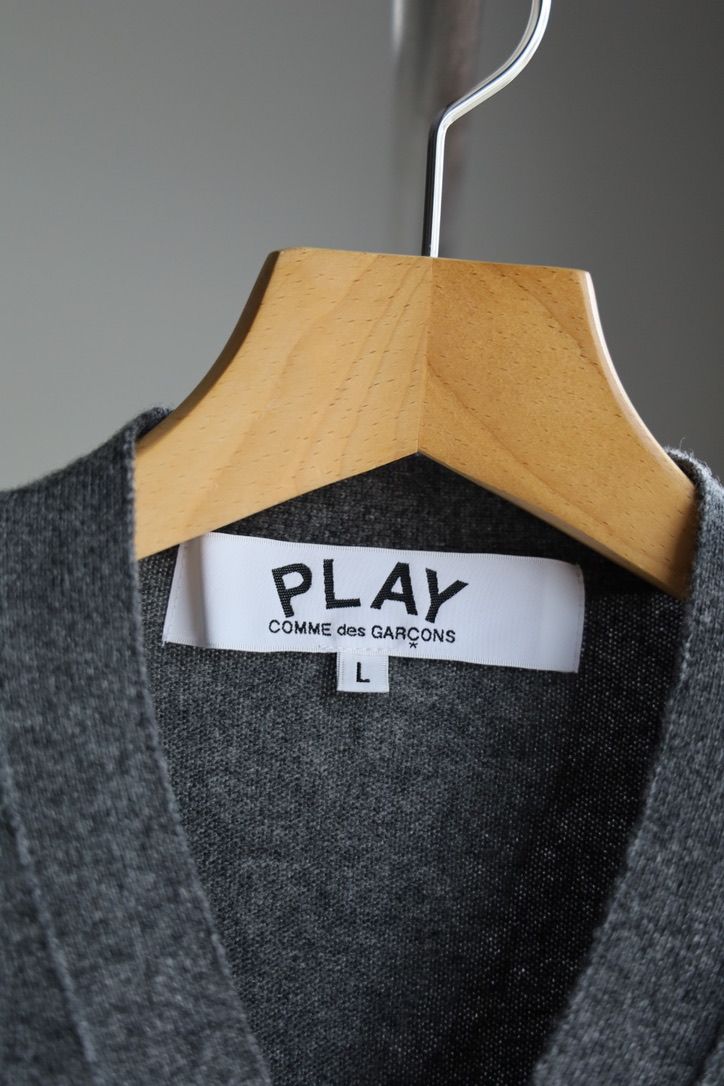 プレイコムデギャルソン V-NECK CARDIGAN DOUBLE BURGENDY EMBLEM (AX-N058-051)GRAY