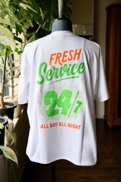 フレッシュサービスCORPORATE PRINTED S/S TEE “ALL DAY ALL NIGHT” (GREEN)