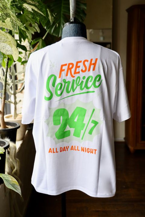 フレッシュサービスCORPORATE PRINTED S/S TEE “ALL DAY ALL NIGHT” (GREEN)