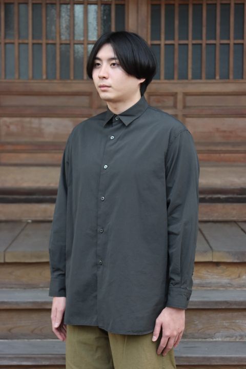 Ets.MATERIAUX Regular collar shirt(INK BLACK)style.