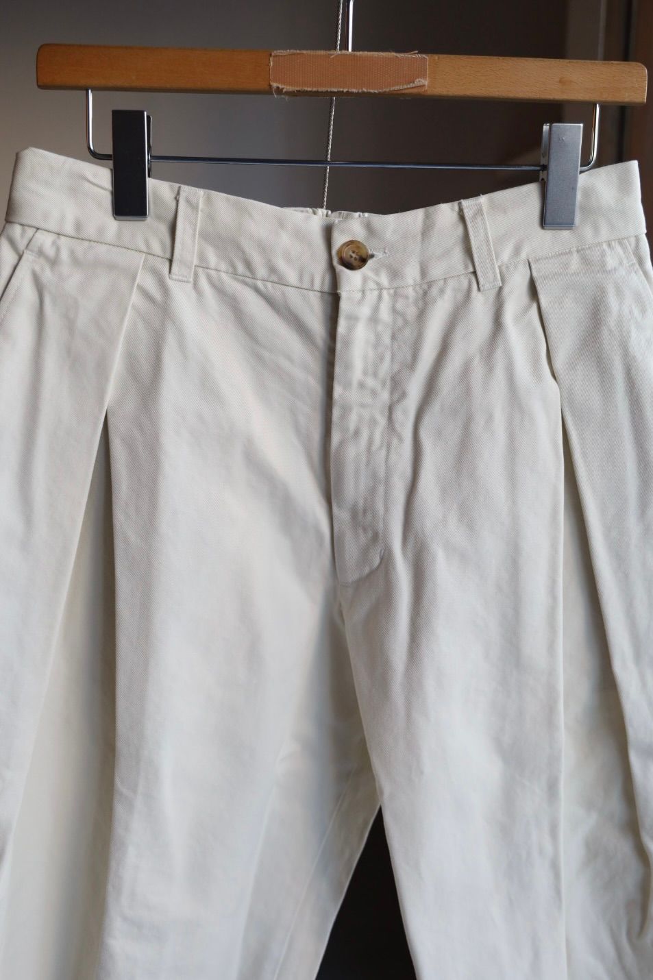 イズネス 25AW TWILL TUCK TROUSERS(25AW_20_2020AWPT06-O)OFF WHITE☆新作発売！