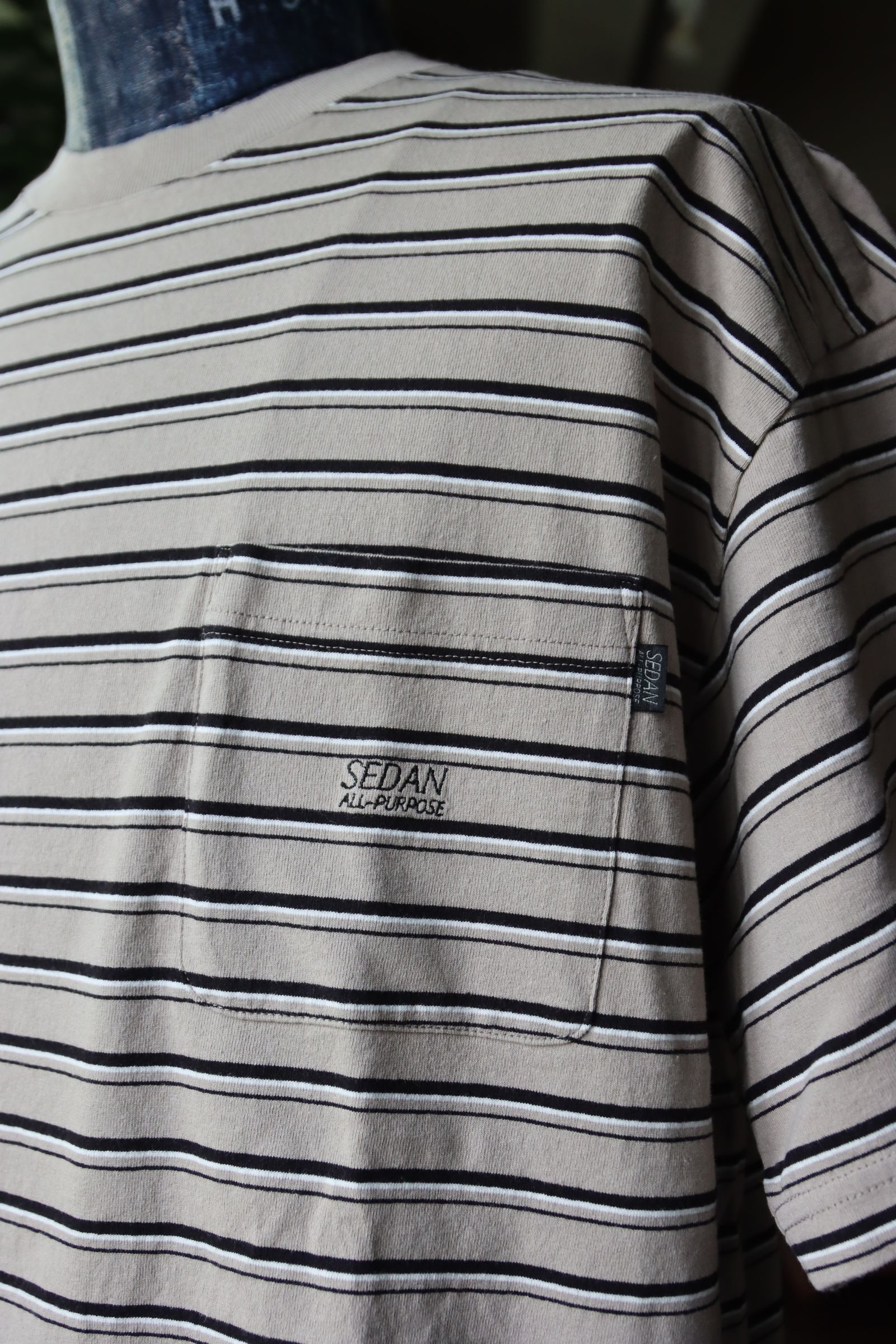 セダンオールパーパス SS24  Striped S/S Pocket Tee(SD24S-CT05)Khaki Black☆4月20日(土)発売！