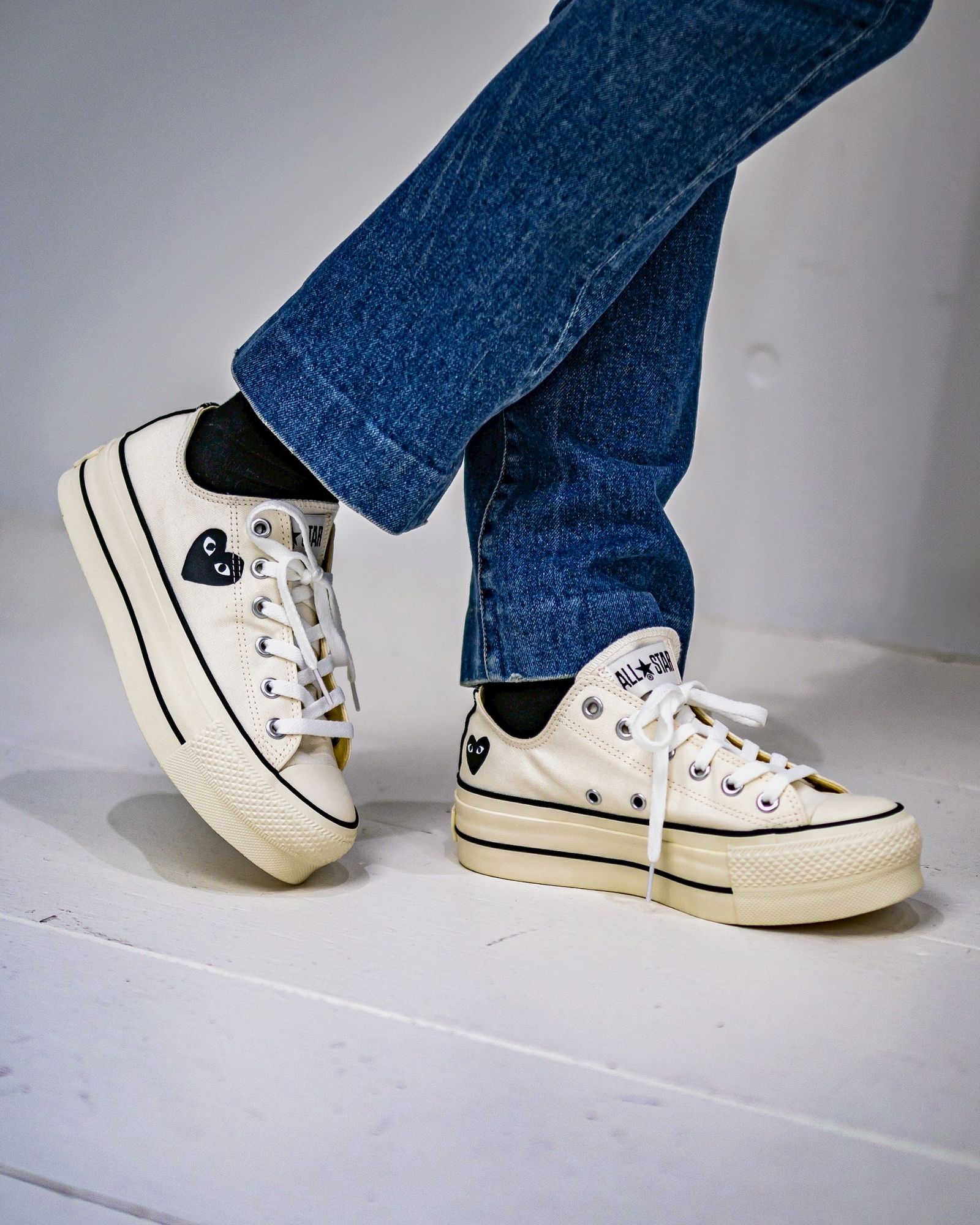 PLAY COMME des GARCONS V-NECK CARDIGAN style.2025.11.12