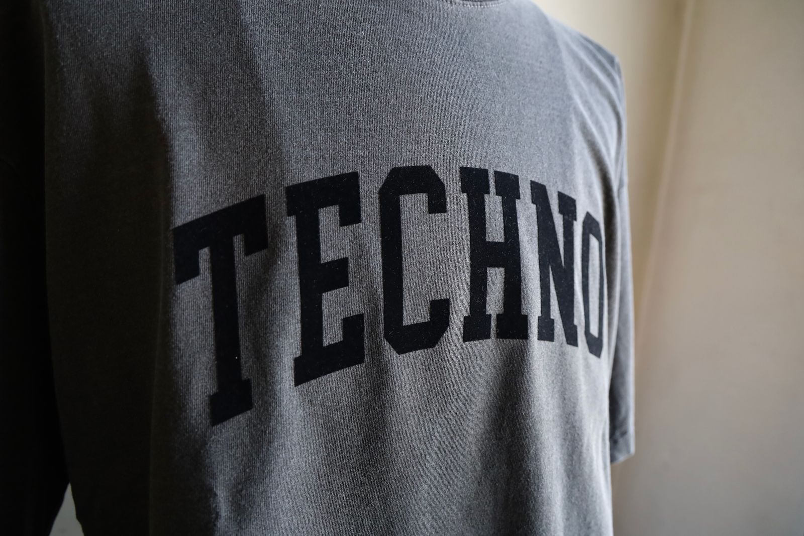イズネスミュージック 25SS TECHNO FLOCKY PRINT T-SHIRT(IMP5_11_FLTECHNOT01)SUMI(CHARCOAL)