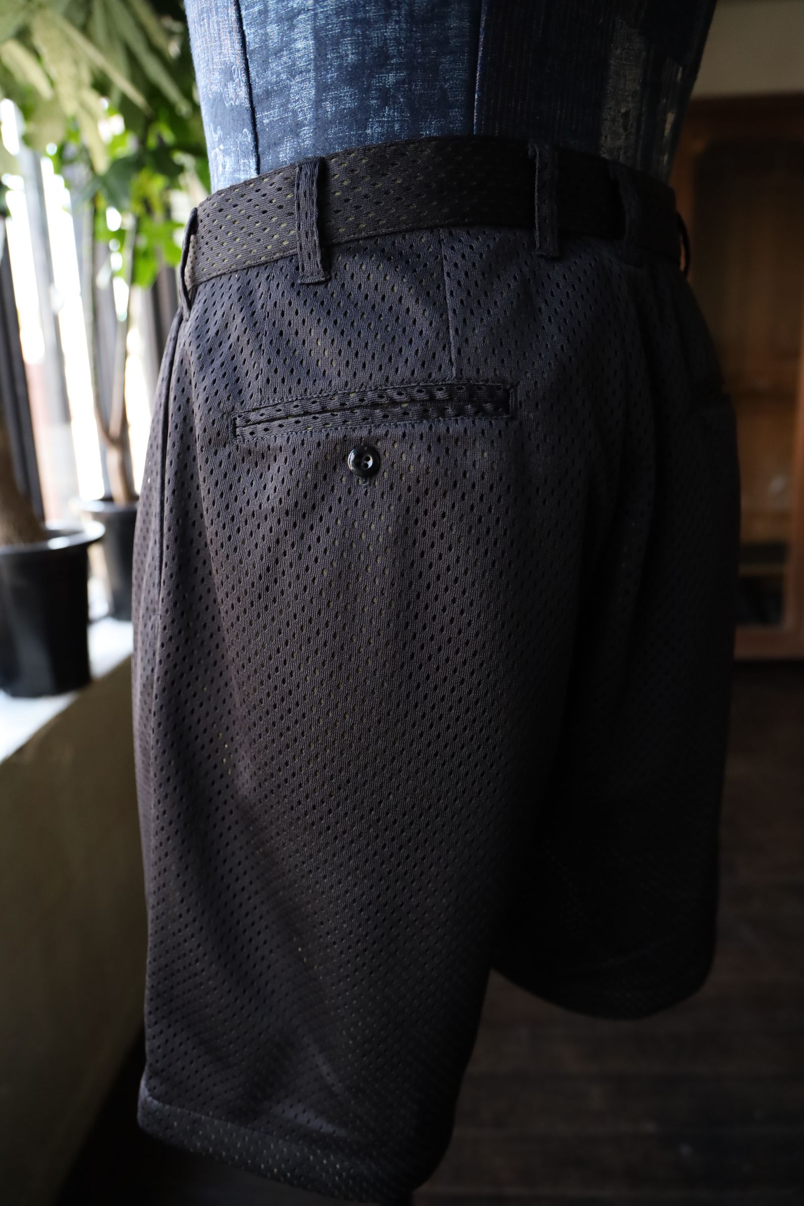 イズネス25SS DOUBLE MESH TWOTUCK SHORTS(25SS_25_1007SSSH04-M1)BLACK×KHAKI