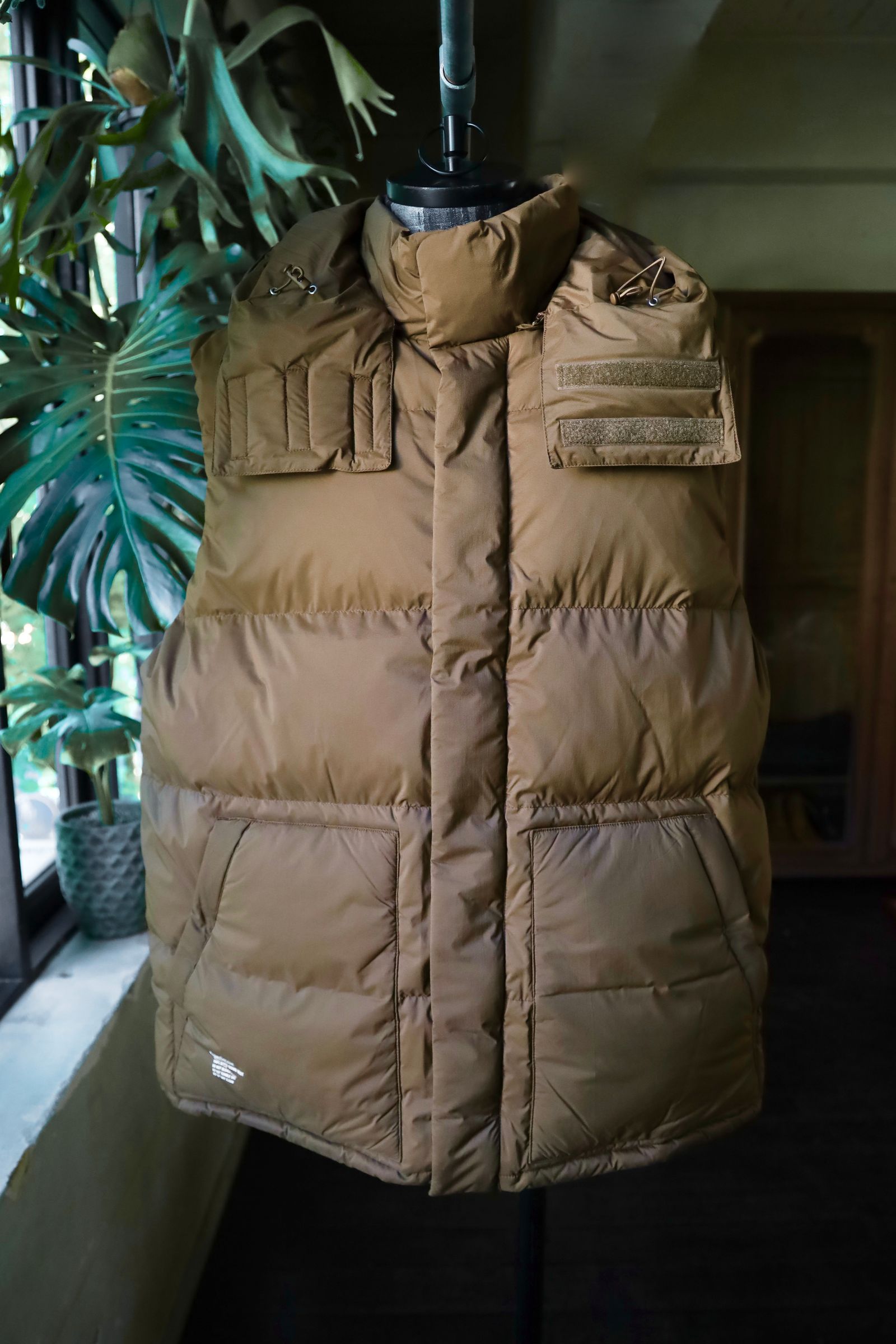 FreshService CORPORATE DOWN VEST ベージュ FreshService CORPORATE DOWN VEST – unexpected store
