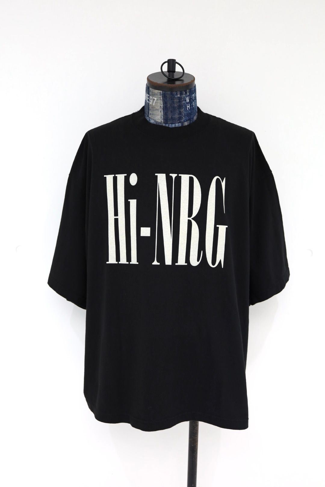 イズネスミュージック 26SS HI-NRG FLOCKY PRINT T-SHIRT(IMP7_28_HI-NRG5ST01)BLACK☆新作発売！