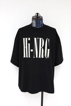 イズネスミュージック 26SS HI-NRG FLOCKY PRINT T-SHIRT(IMP7_28_HI-NRG5ST01)BLACK☆新作発売！
