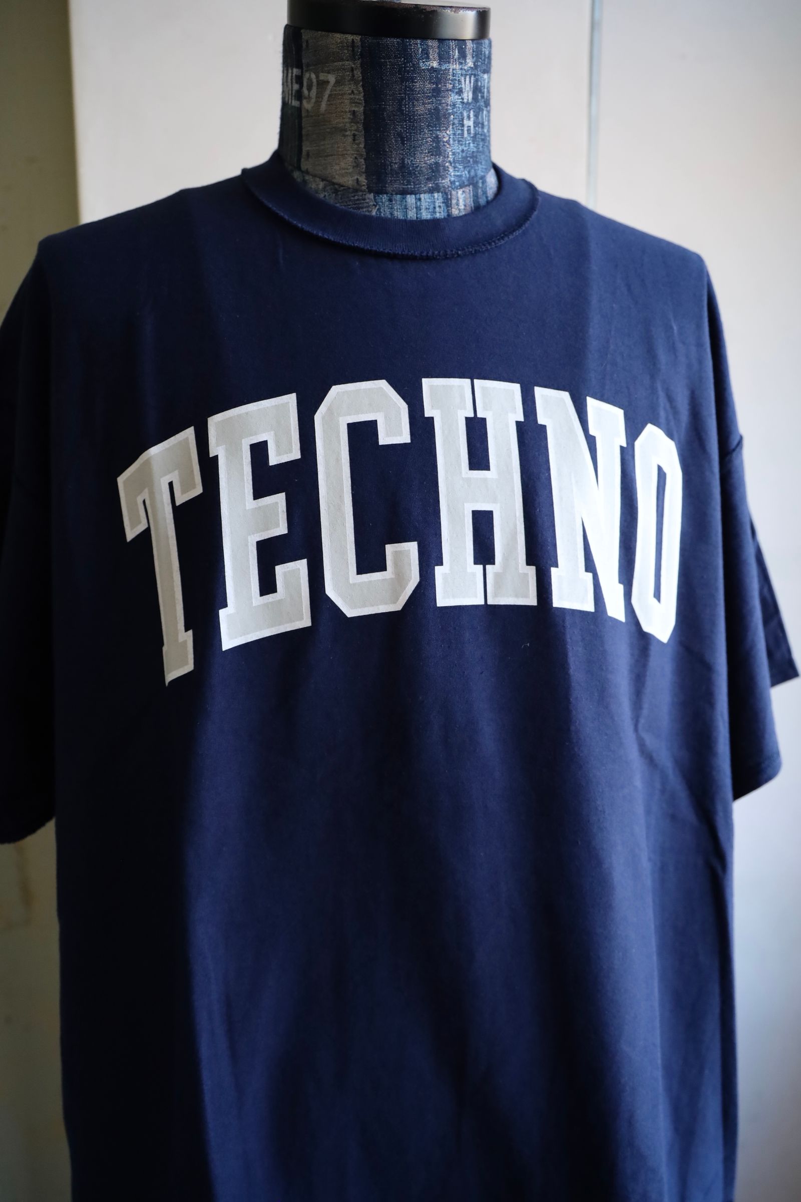イズネスミュージック 25SS TECHNO T-SHIRT(IMP5_27_TECHNO5ST01)NAVY