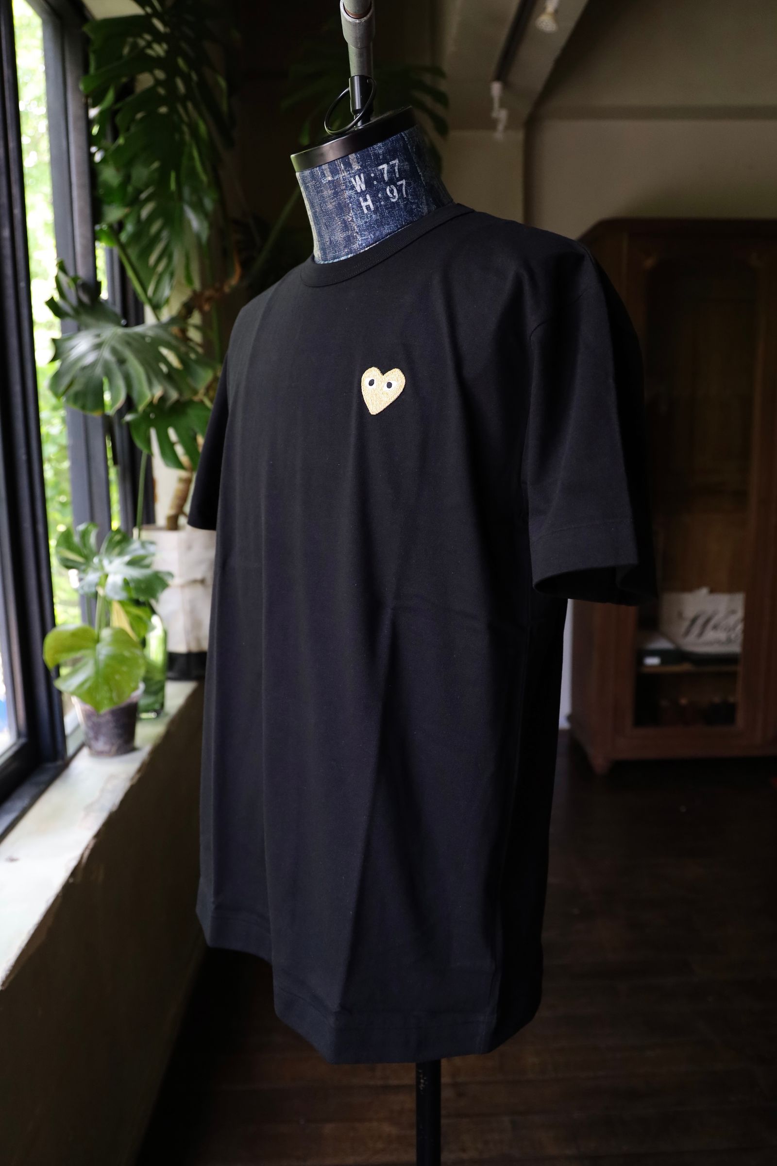 プレイコムデギャルソン ワンポイントTシャツ (BLACK×GOLD HEART)
