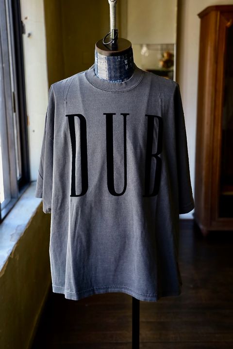 イズネスミュージック 25AW DUB T-SHIRT (IMP6_07_DUBSST01) SUMI (CHARCOAL)