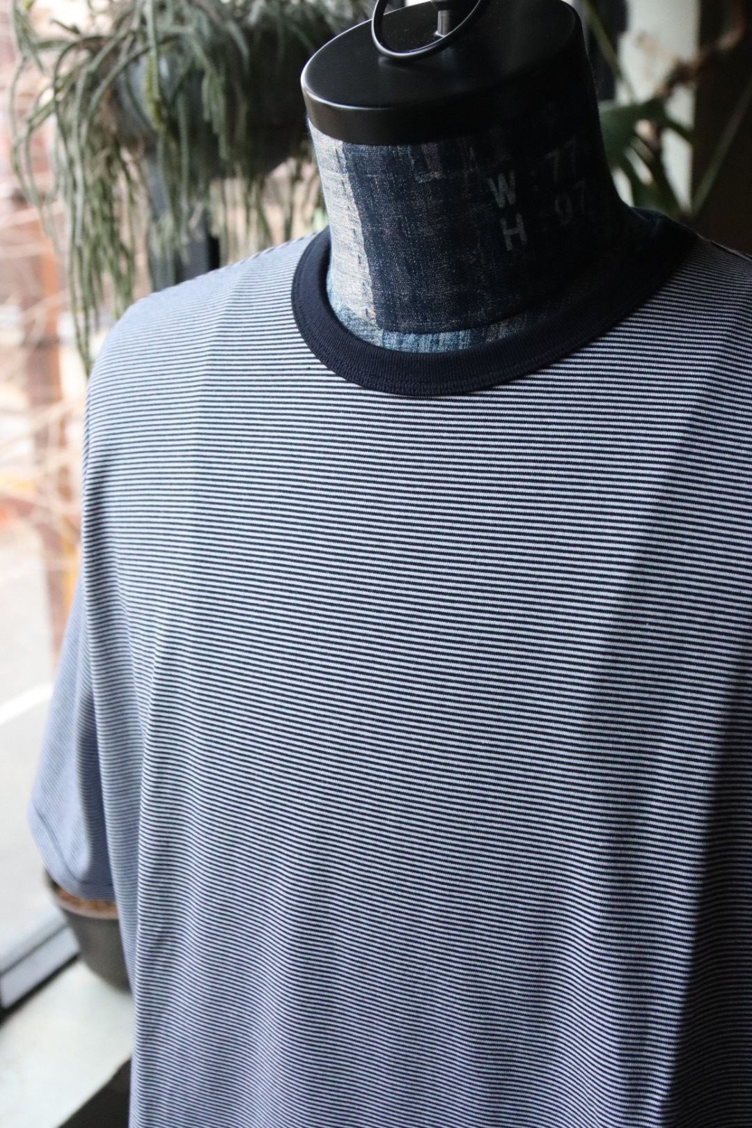 グラフペーパー25SS Narrow Border S/S Tee(GU251-70116B)NAVY×WHITE