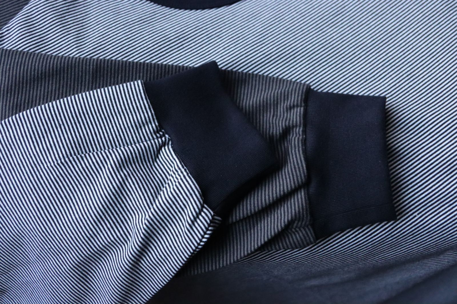 グラフペーパー24SS Narrow Border L/S Tee(GU241-70117B)NAVY×GRAY