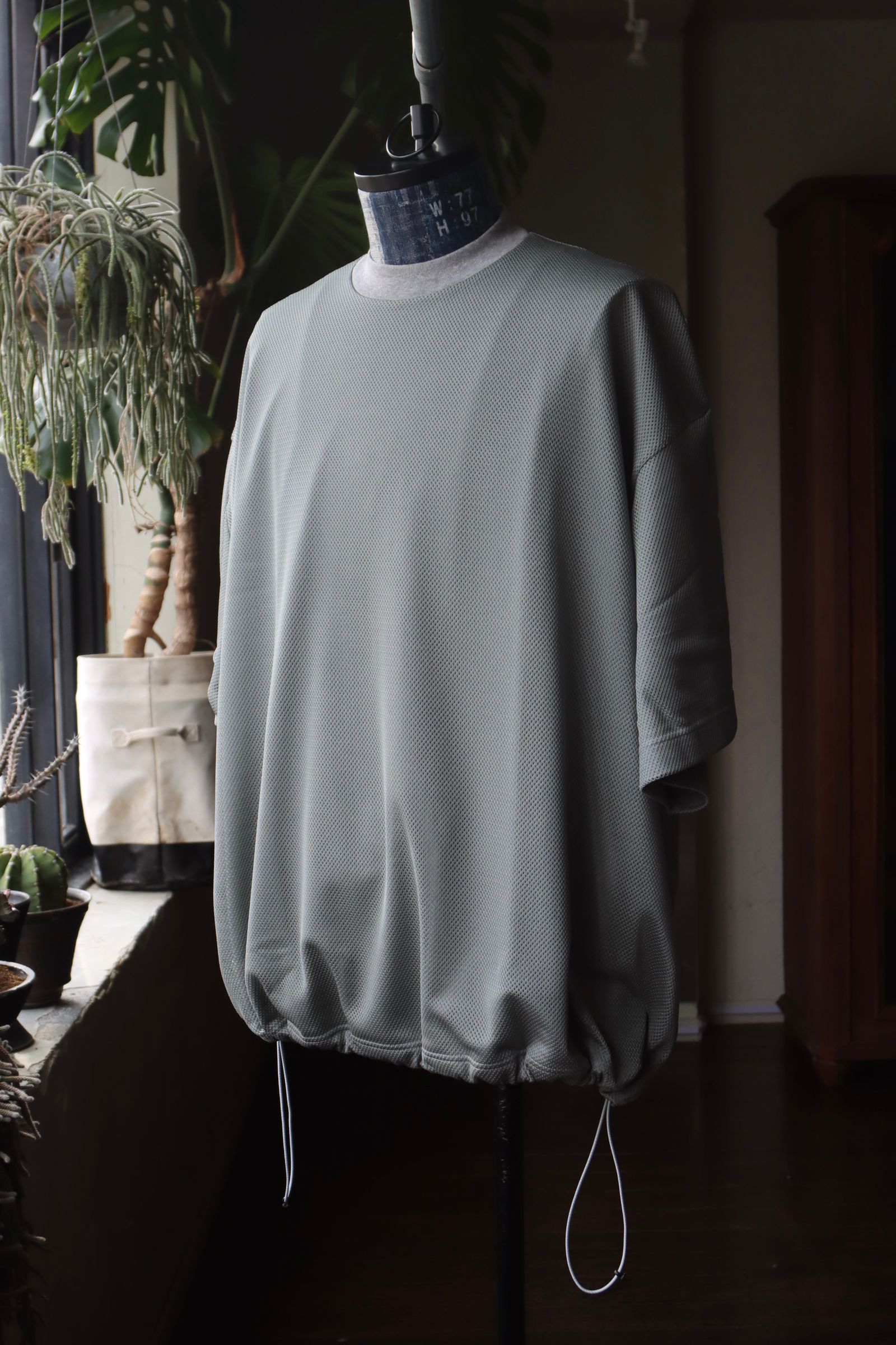 イズネス24SSバルーンレイヤードメッシュTシャツ BALLOON DOUBLE LAYERED MESH SHORT SLEEVE T-SHIRT(1006SSCS08)GRAY