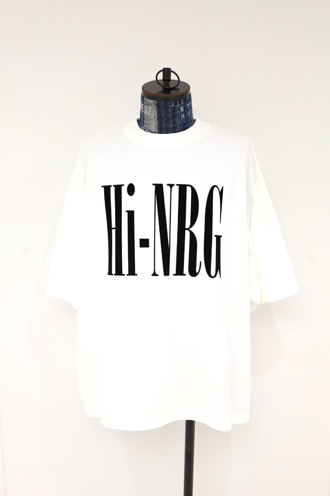 イズネスミュージック 26SS HI-NRG FLOCKY PRINT T-SHIRT(IMP7_28_HI-NRG5ST01)WHITE☆新作発売！