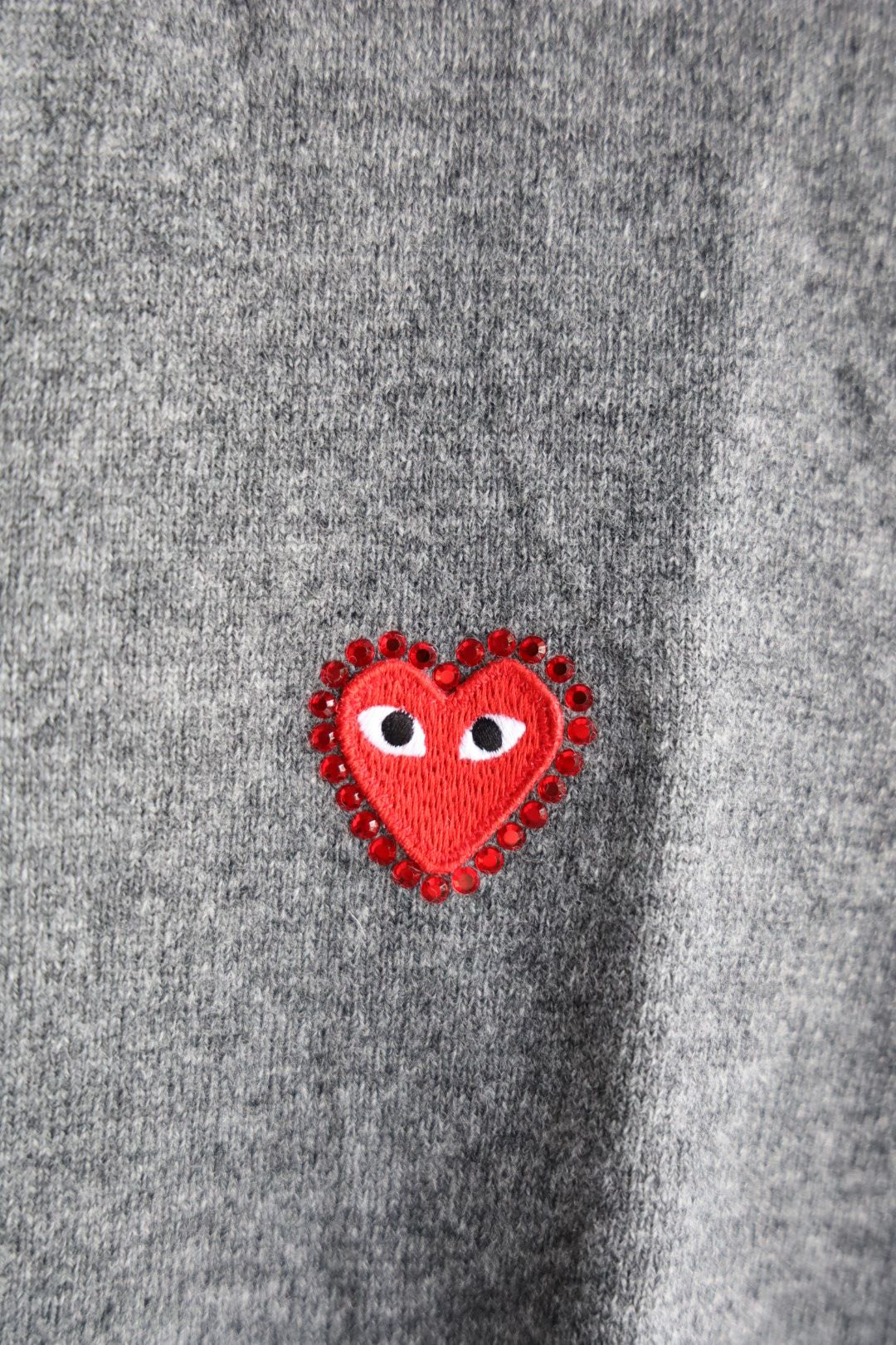 プレイコムデギャルソン ROUND NECK RHINESTONE CARDIGAN (GRAY/RED HEART)