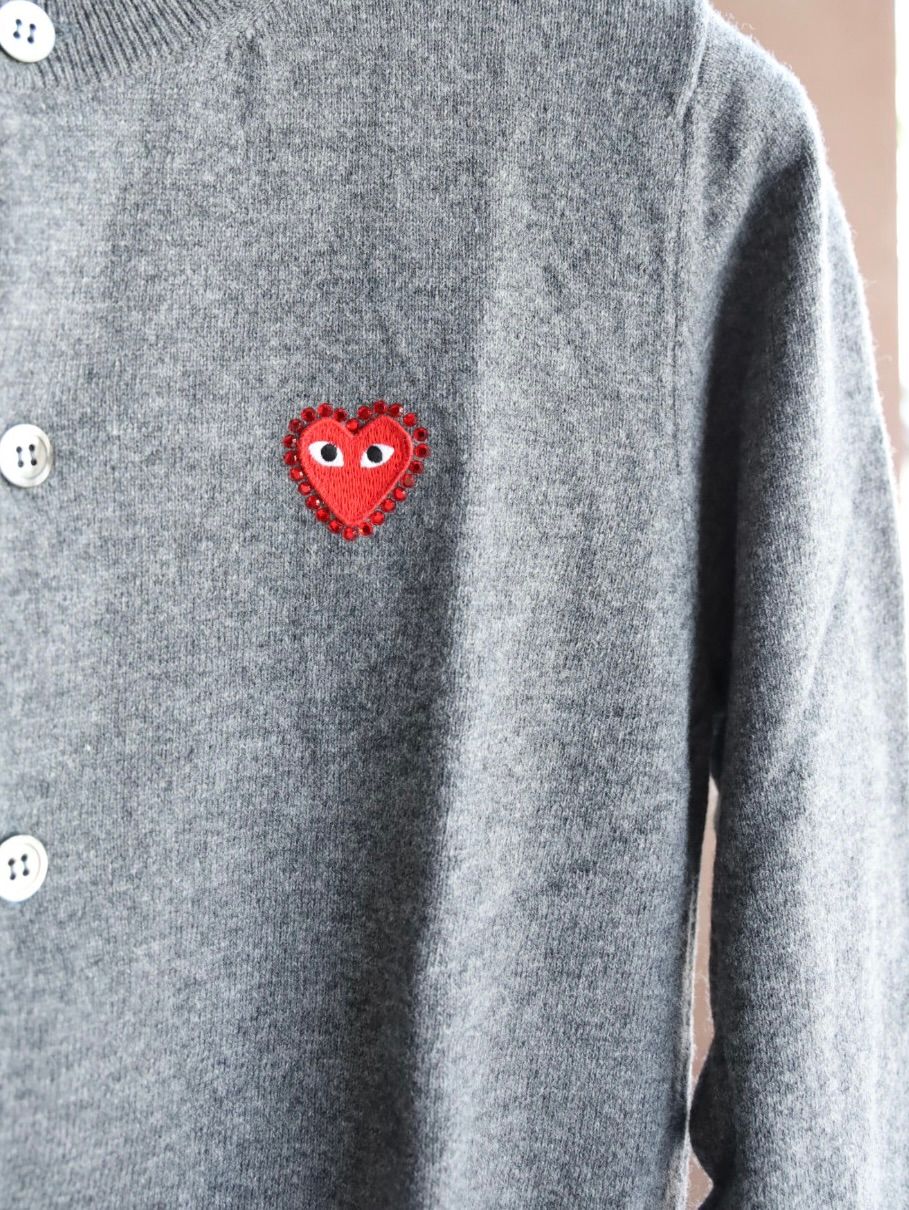 プレイコムデギャルソン ROUND NECK RHINESTONE CARDIGAN (GRAY/RED HEART)