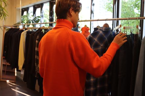 A.PRESSE Turtleneck Sweater"ORANGE"スタイル