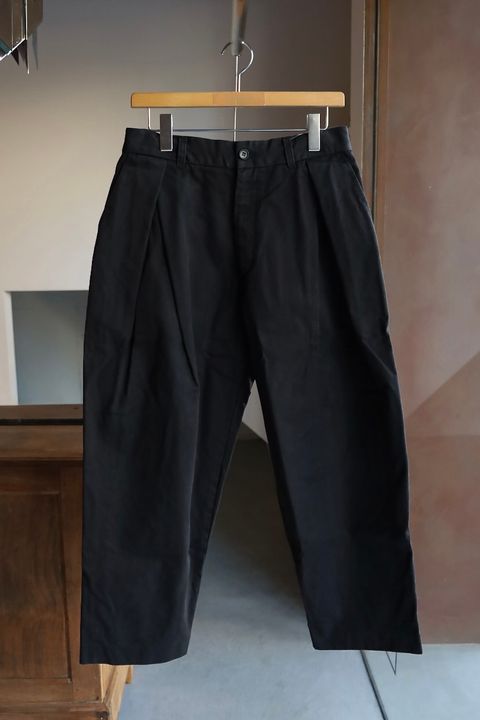 イズネス25AW TWILL TUCK TROUSERS(25AW_20_2020AWPT06-O)BLACK☆新作発売！