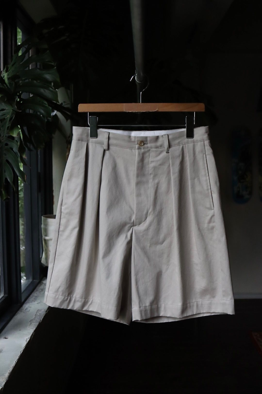 アプレッセショーツTwo Tuck Chino Short ECRU-