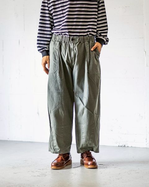 イズネス25AW HERRINGBONE BALLOON BAKER PANTS(1006SSBALOONPT01)KHAKI