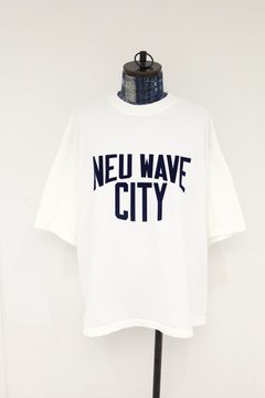 イズネスミュージック 26SS NEU WAVE FLOCKY PRINT T-SHIRT(IMP7_29_NEWWAVEST01)WHITE☆新作発売！