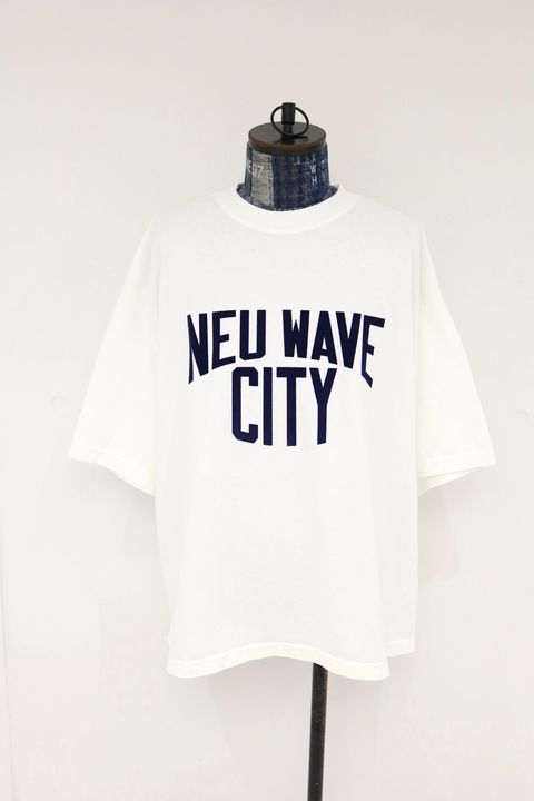 イズネスミュージック 26SS NEU WAVE FLOCKY PRINT T-SHIRT(IMP7_29_NEWWAVEST01)WHITE☆新作発売！