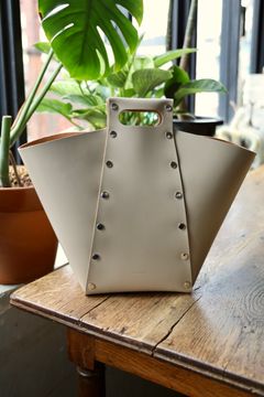 エンダースキーマ  ハンドルバッグ assemble pyramid bag M(vs-rb-apm)beige☆3月15日(土)12:00発売！
