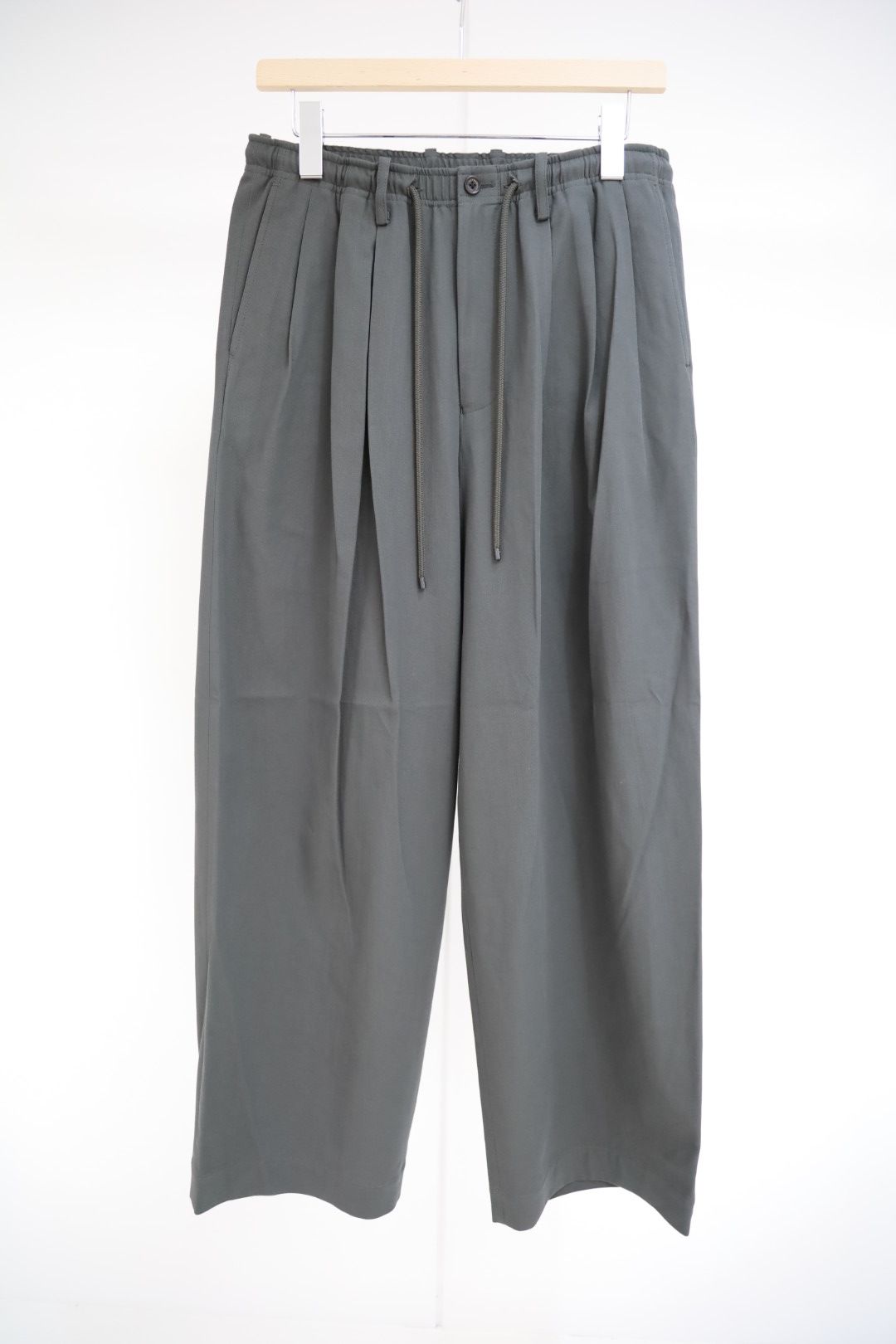 マーカウェア 26SS  60/2オーガニック強燃ボイル3/2ツイル / トリプルプリーテッドイージートラウザーズ(A26A16PT02C)Charcoal☆新作発売！