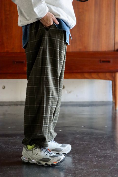 フレッシュサービス22AW WOOLY STRETCH OVER TRACK PANTS"GREEN CHECK"スタイル.2022.9.12.