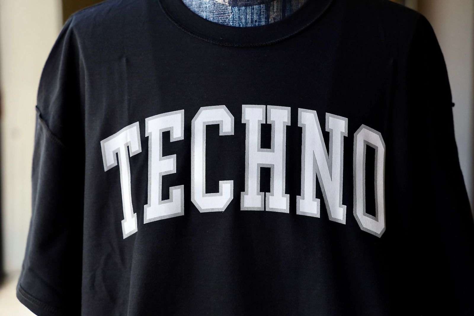 イズネスミュージック TECHNO T-SHIRT (IMP6_02_TECHNOSST01) BLACK