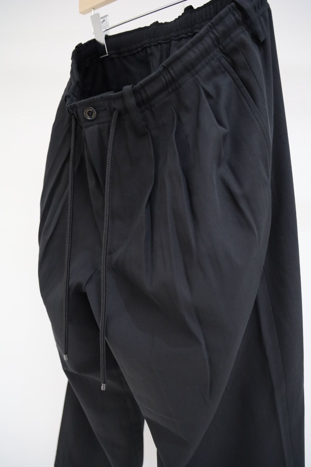 マーカウェア 26SS  60/2オーガニック強燃ボイル3/2ツイル / トリプルプリーテッドイージートラウザーズ(A26A16PT02C) Black☆新作発売！