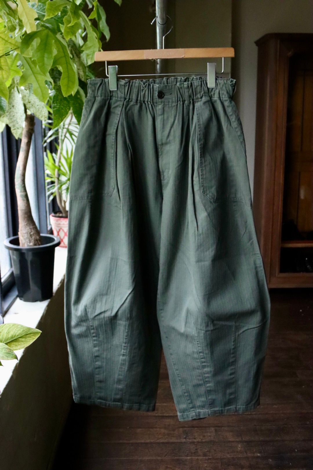 イズネス25AW HERRINGBONE BALLOON BAKER PANTS(1006SSBALOONPT01)KHAKI