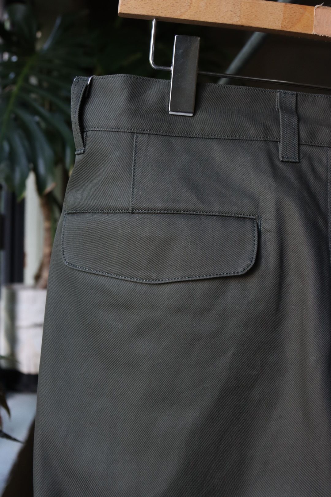 イズネス23AW ワイドチノパンツ WIDE CHINO PANTS(16PT02T02-2)KHAKI
