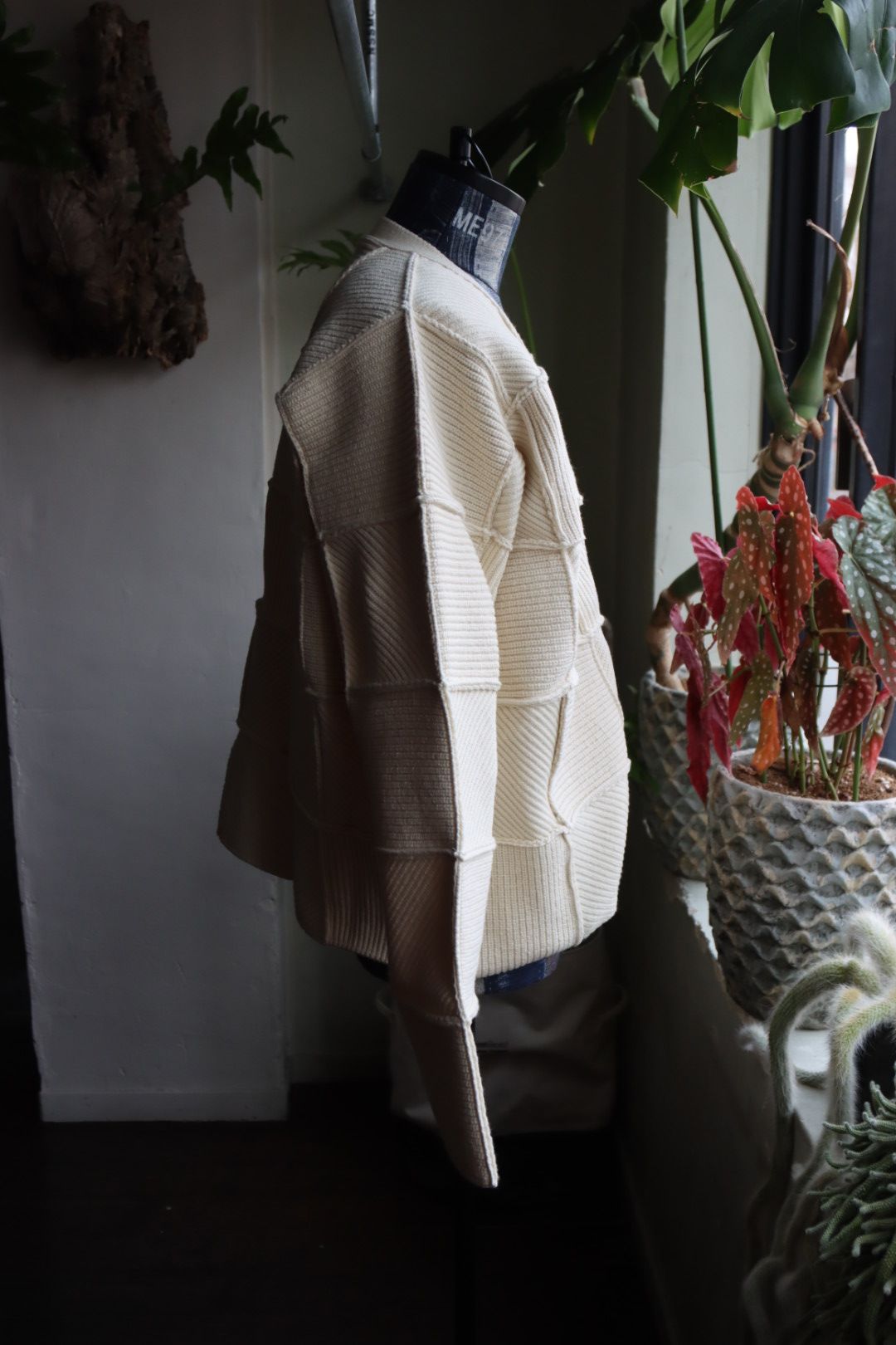 ヨーク24SS PATCHWORK RIB BUTTONED CARDIGAN(YK24SS0683S)ECRU