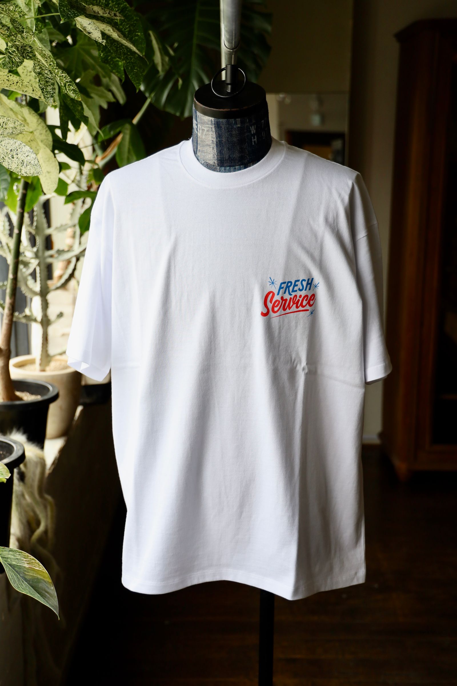 フレッシュサービスCORPORATE PRINTED S/S TEE “ALL DAY ALL NIGHT” (RED)