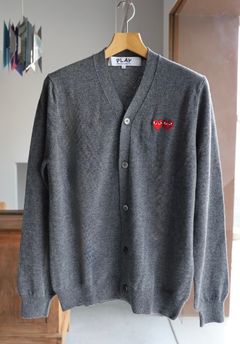 PLAY COMME des GARCONS V-NECK CARDIGAN DOUBLE BURGENDY EMBLEM MARKスタイル