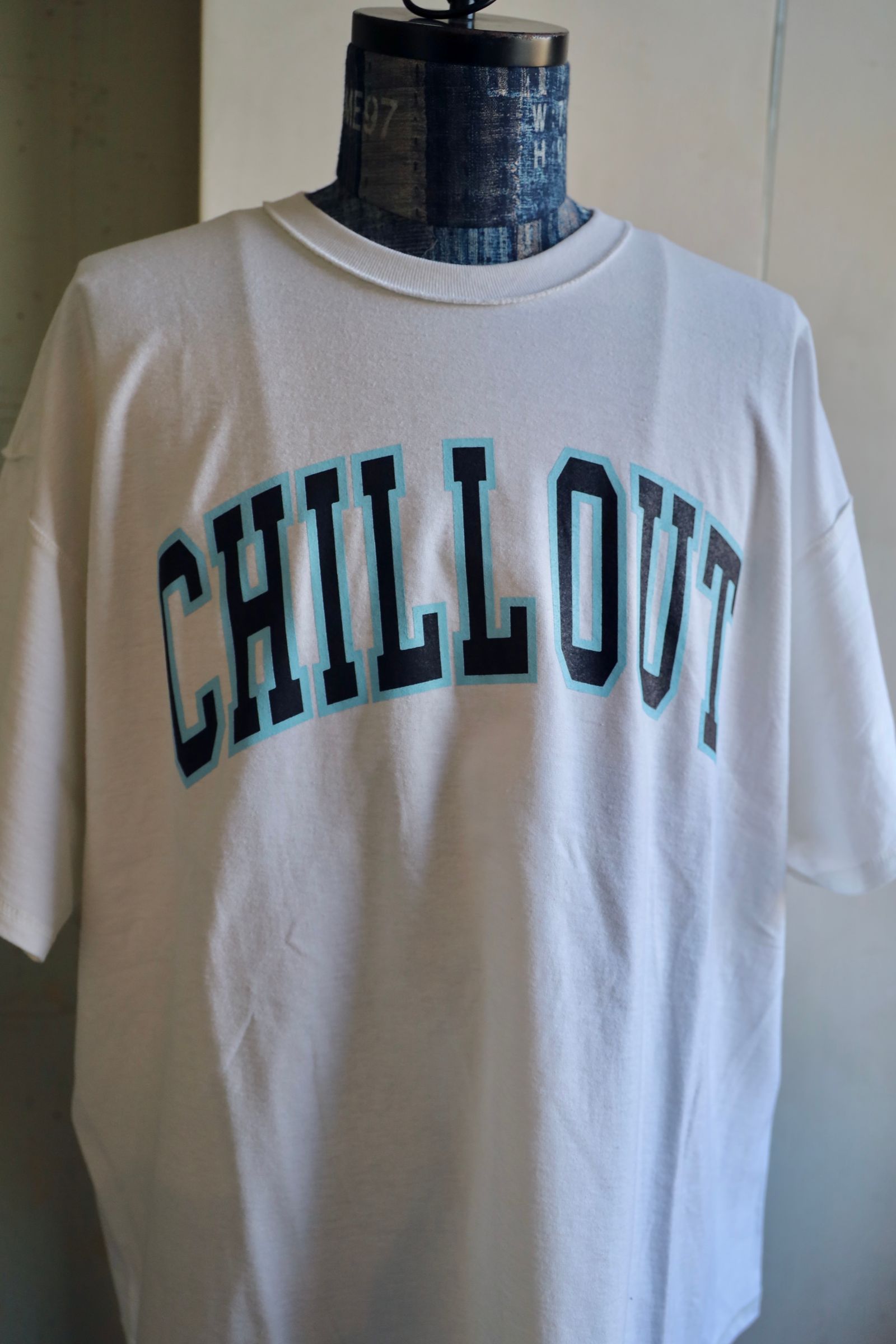 イズネスミュージック CHILL OUT T-SHIRT(IMP5_29_CHILLOUT5ST01)WHITE