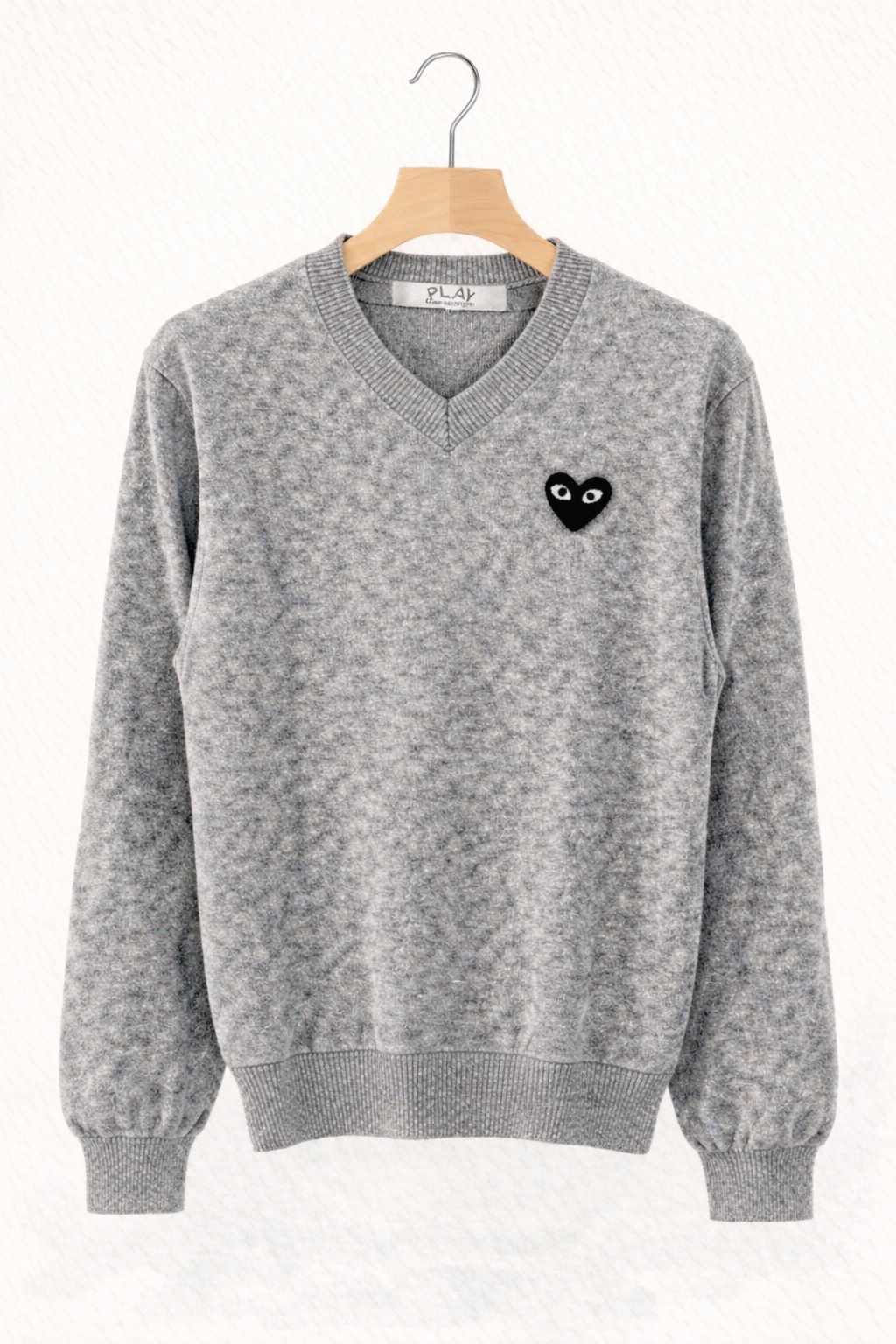プレイコムデギャルソン  V-NECK SWEATER (LIGHT GRAY/BLACK HEART)☆新作発売！